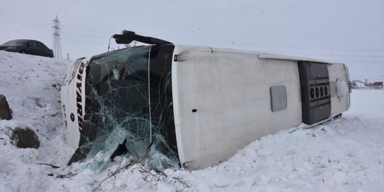 Şarampole devrilen yolcu otobüsündeki 15 kişi yaralandı