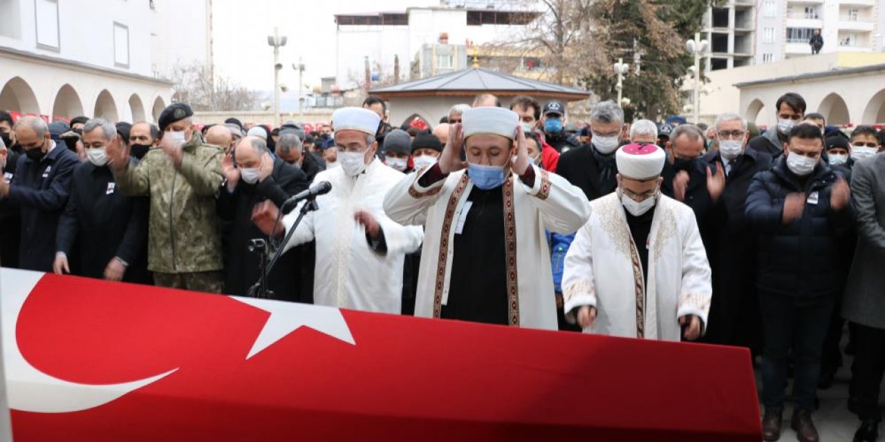 Yürek dağlayan an! Şehit teğmenin cenaze namazını ağabeyi kıldırdı