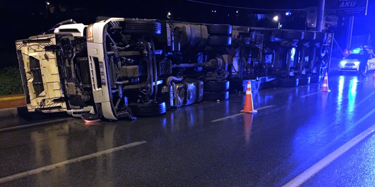 Devrilen narenciye yüklü tırın sürücüsü yaralandı