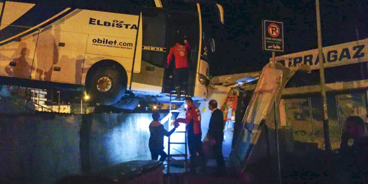 Kontrolden çıkan yolcu otobüsü köprüde asılı kaldı