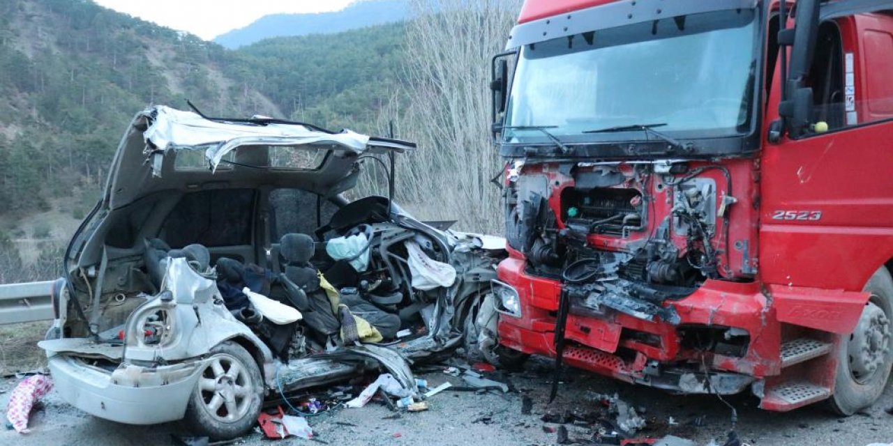 Demir yığınına dönen araçtaki bir aile yok oldu: 4 ölü