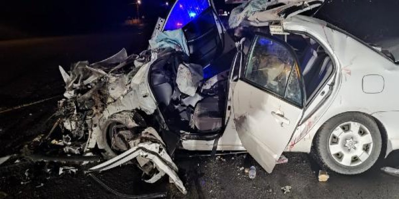 TIR'a çarpan otomobil bu hale geldi: 1 ölü, 4 yaralı