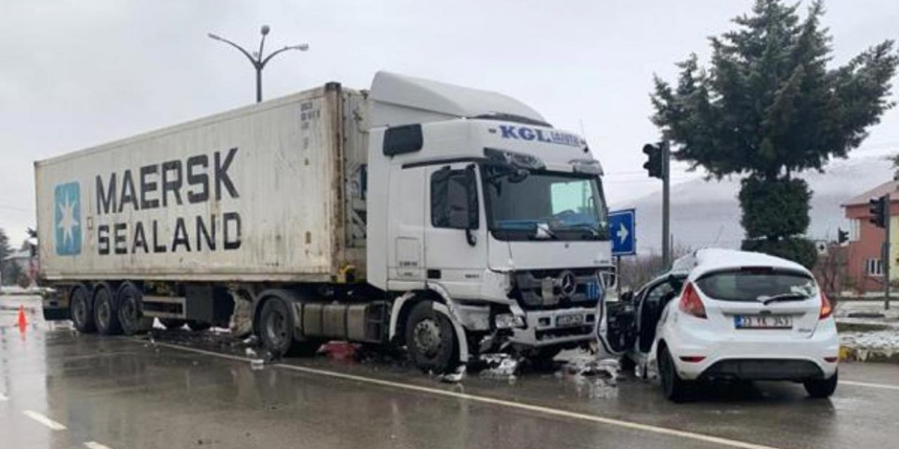 Konya yolunda TIR, otomobille çarpıştı: 3 öğretmen yaralı