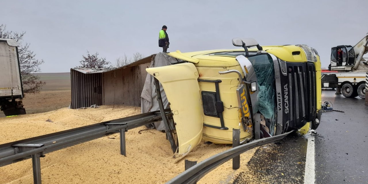 Konya - Ankara yolunu kapatan kaza! Mercimek yüklü TIR devrildi
