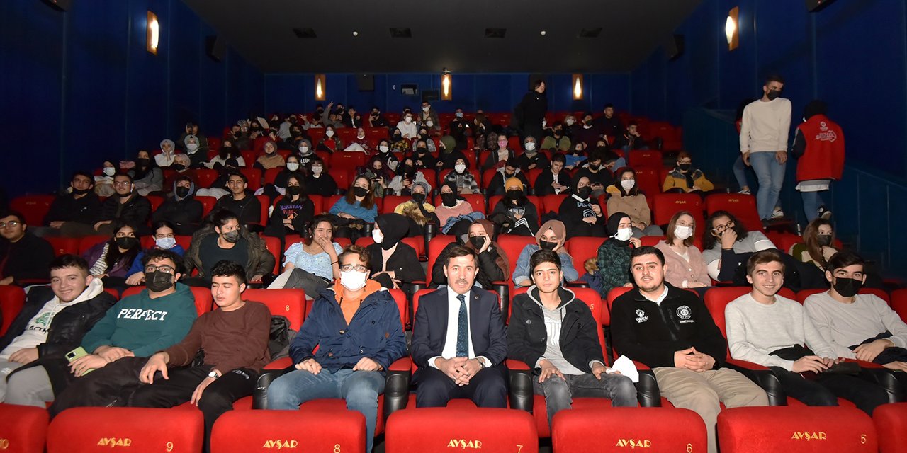 Başkan Kılca 'İyi Ki Varsın Eren' filmini öğrencilerle birlikte izledi
