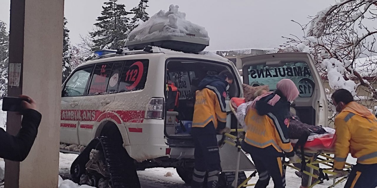 Konya’da kar yolları kapatınca hastaların imdadına paletli ambulanslar yetişiyor