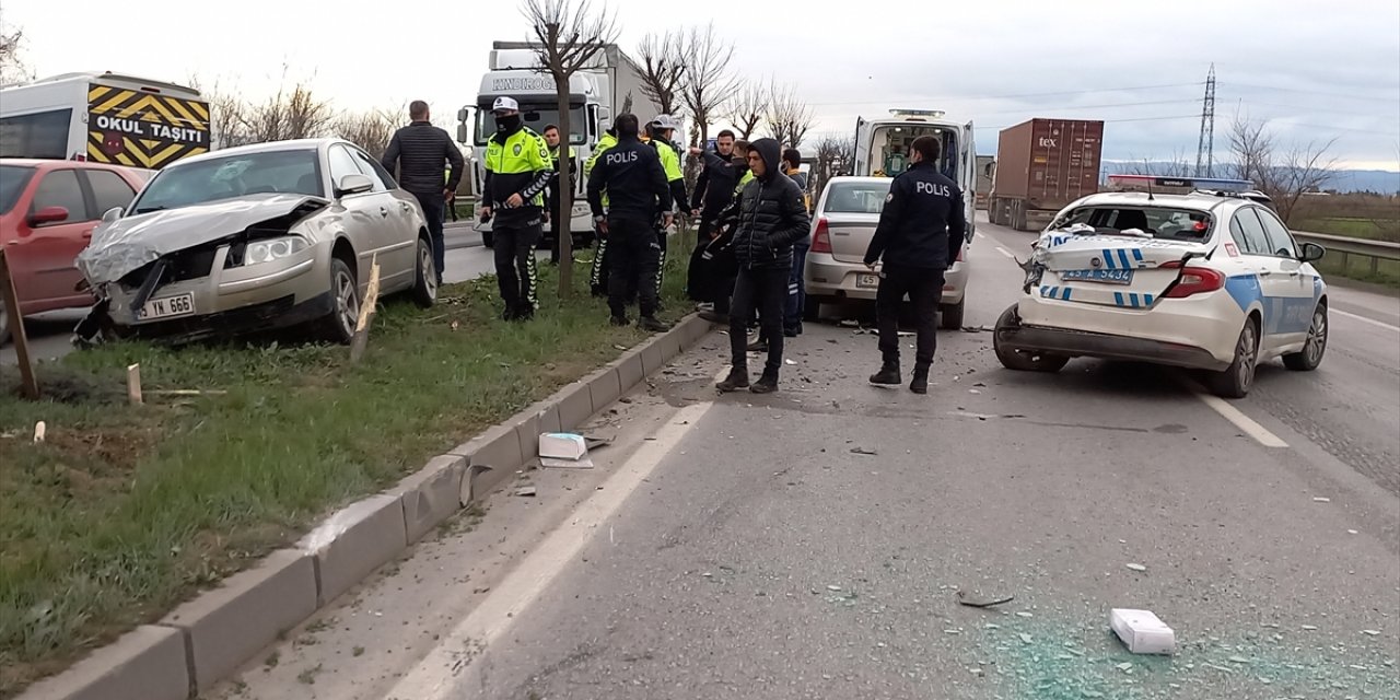 Çevre güvenliği alan trafik polisi aracına minibüs çarptı: 2 yaralı