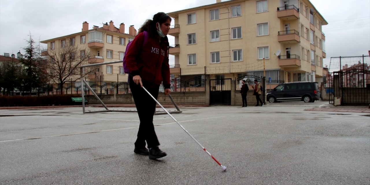 Konyalı Elmas görmeden tüm topluma ışık saçıyor