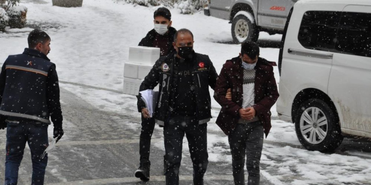 Konya’da polisin durdurduğu araçtan 150 uyuşturucu hap çıktı