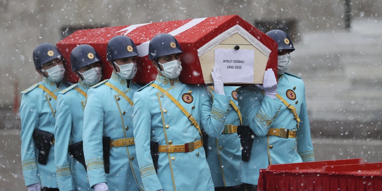 Aykut Edibali için TBMM'de kar yağışı altında tören