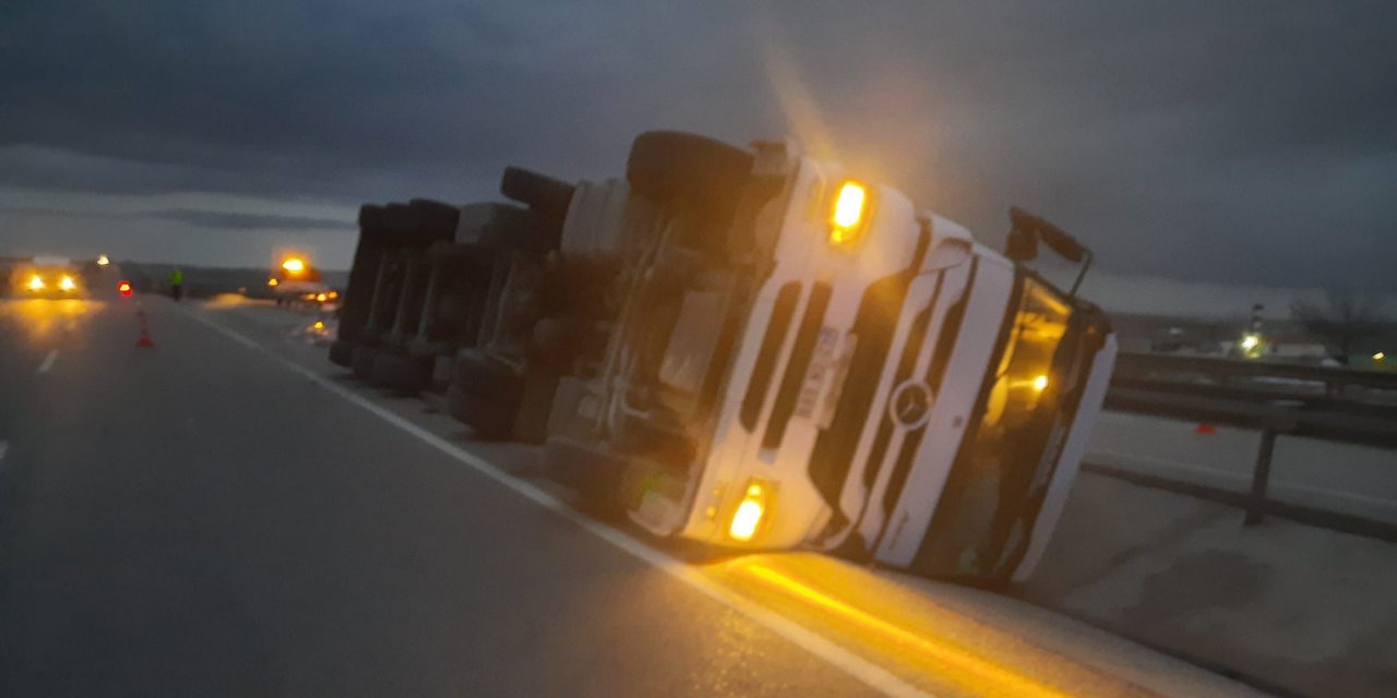 Konya’da devrilen TIR yolu kapattı, sıkışan sürücüyü itfaiye kurtardı