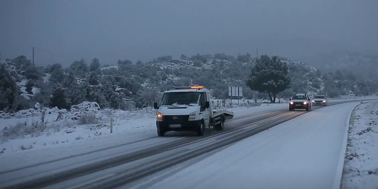 Konya yolu beyaza büründü! Büyük araçların geçişine izin verilmiyor