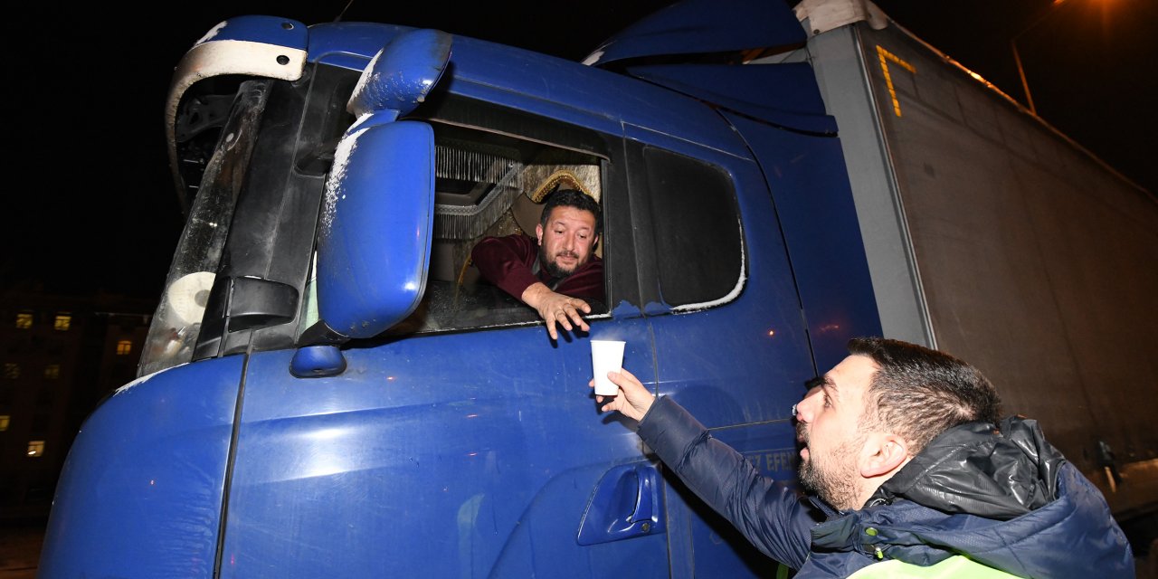 Kar yolları kapatınca, soğukta bekleyenlerin içini Konya Büyükşehir ısıttı