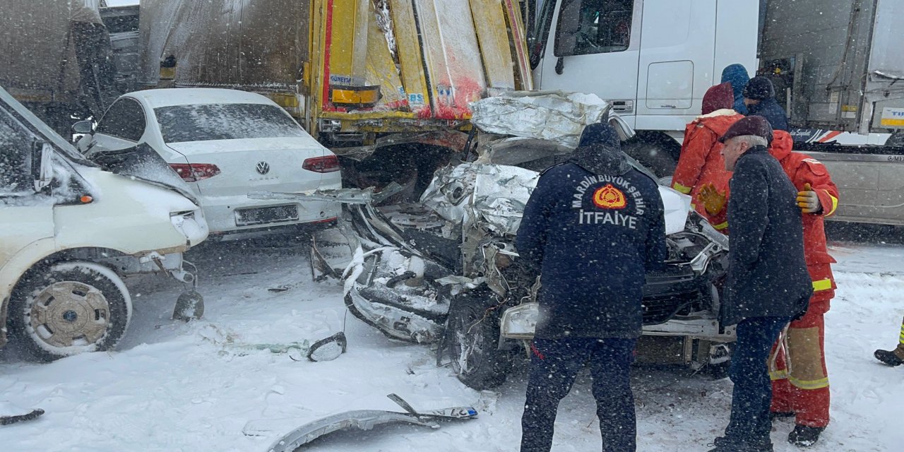 Kar zincirleme kazaya yol açtı: 8 araç, 3 ölü, 10 yaralı