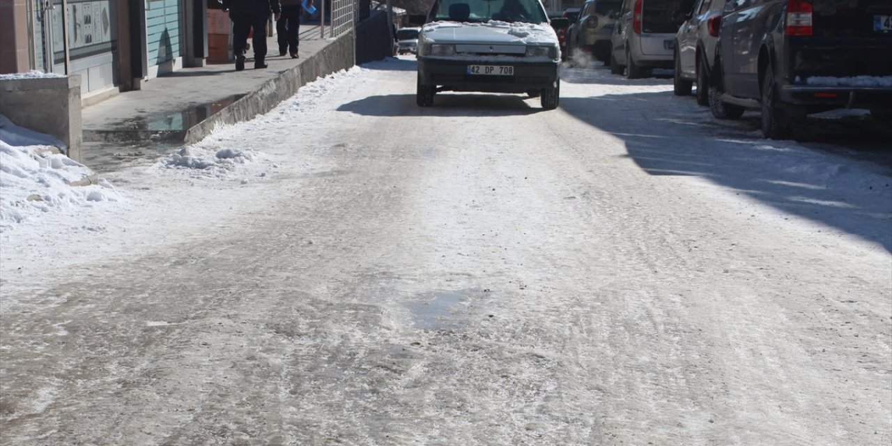 Konya'nın ilçesinde yollar buz tuttu, vatandaş zor anlar yaşadı