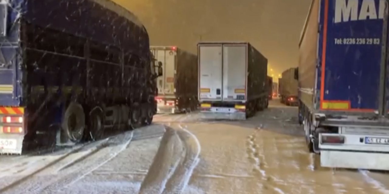 Son Dakika: Konya'da kar yağışının etkili olduğu yollar tüm araçlara kapatıldı