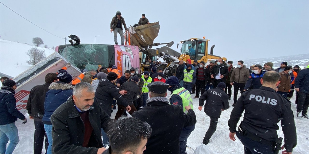 İçerisinde 39 yolcu vardı! Karlı yolda devrilen otobüste can pazarı