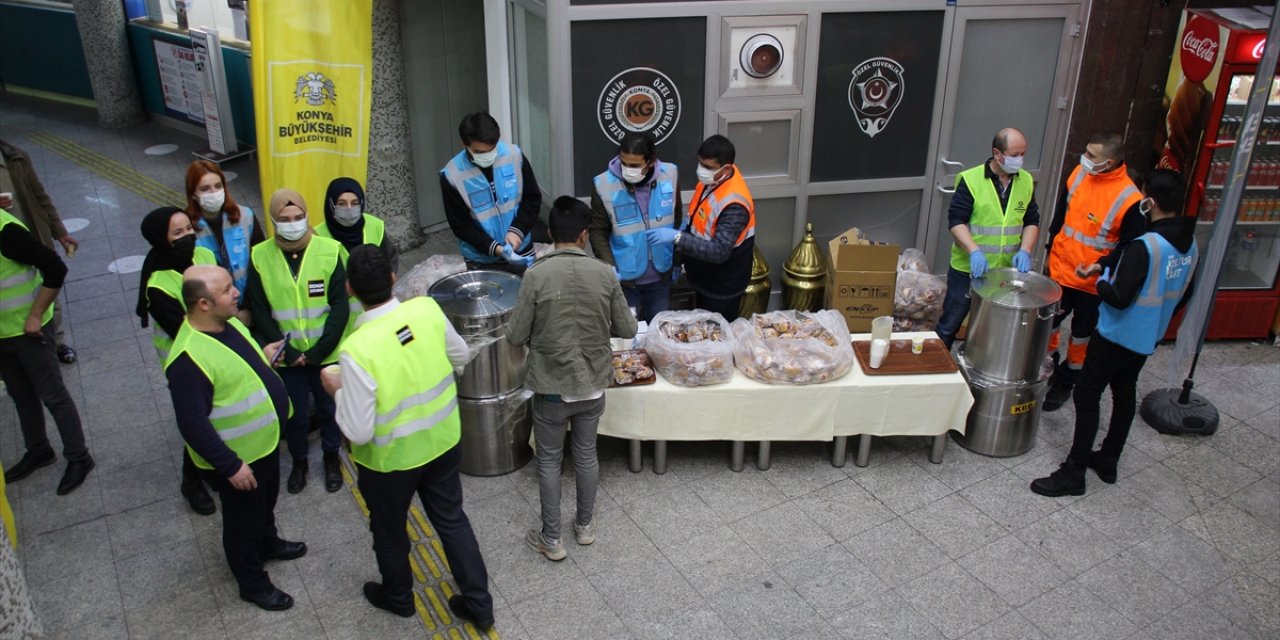 Konya'da yoğun kar nedeniyle otogarda bekleyen yolculara yemek ikramı yapıldı