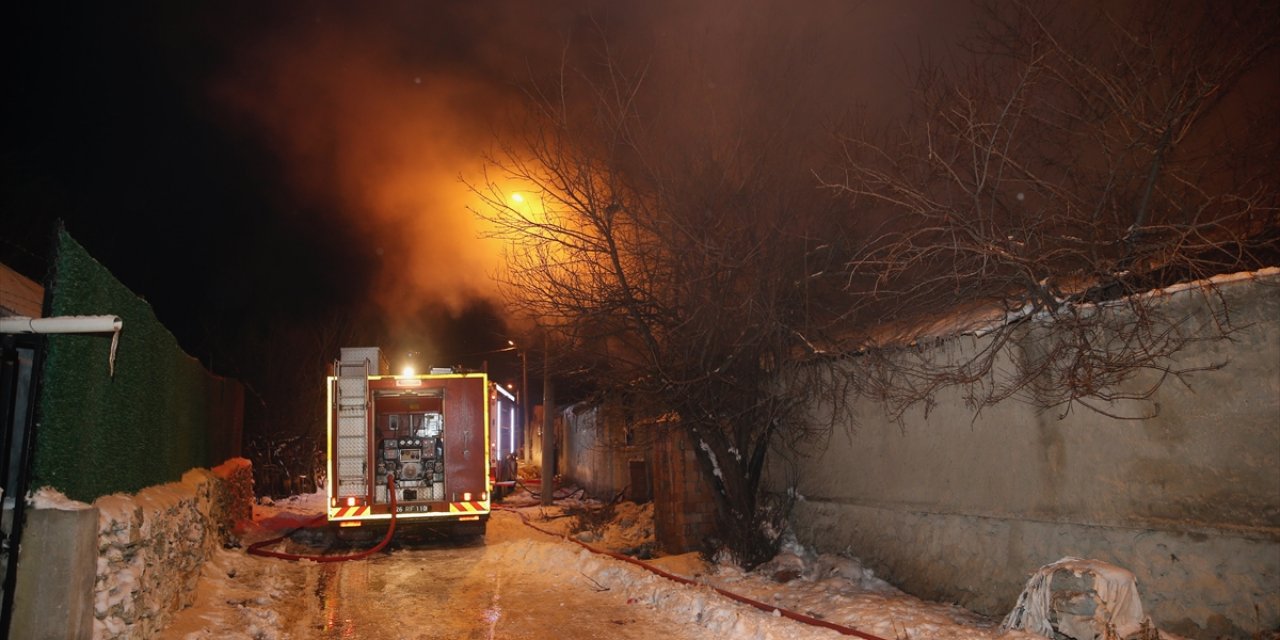 Ağılda çıkan yangında 80 hayvan telef oldu