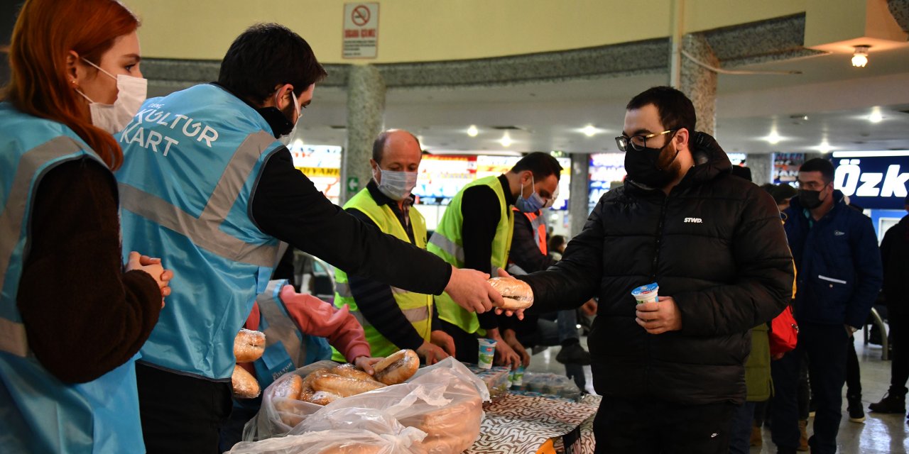 Konya'da Genç Kültür Kart’lı öğrenciler yolcuların içini ısıttı