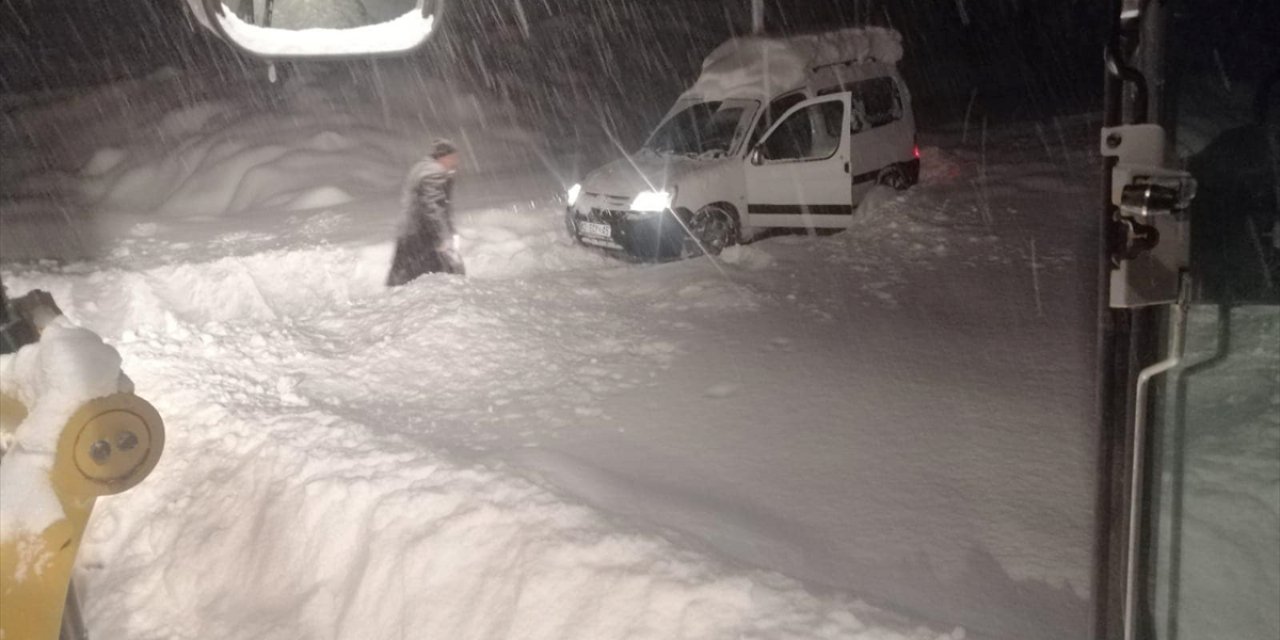 Konya'da metrelerce kar nedeniyle mahsur kalan bekçi kurtarıldı