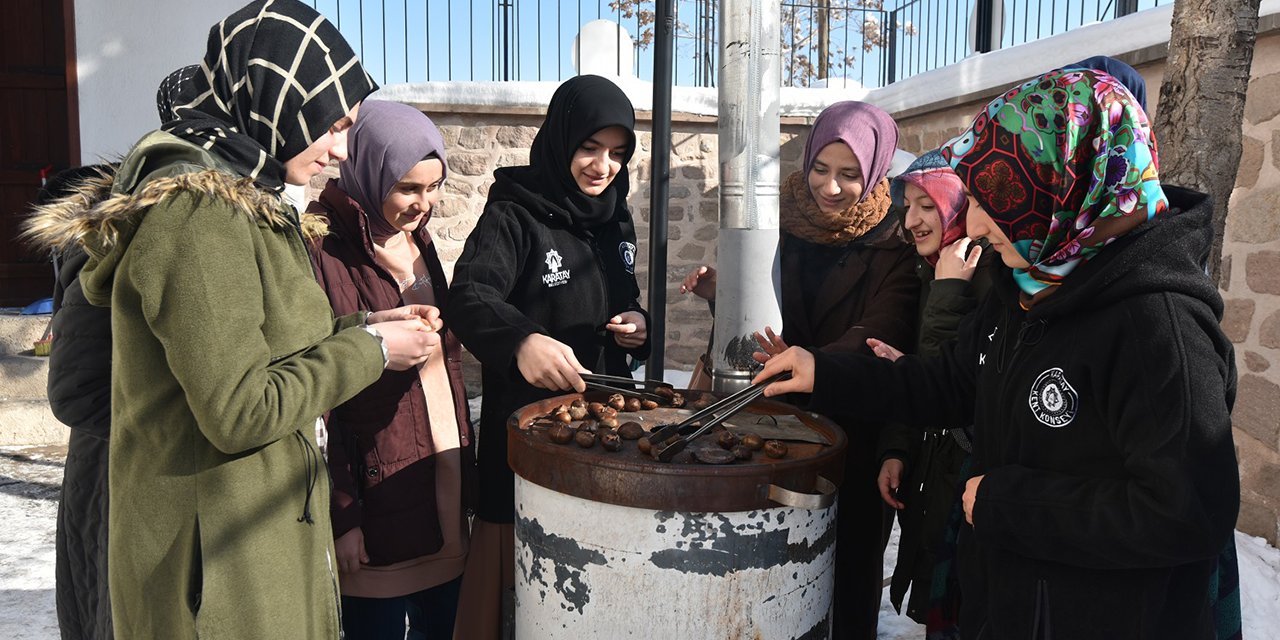 Karatay Belediyesi gençleri soba başında buluşturuyor