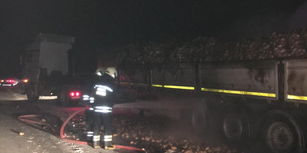 Konya’da seyir halindeki TIR alev alev yandı