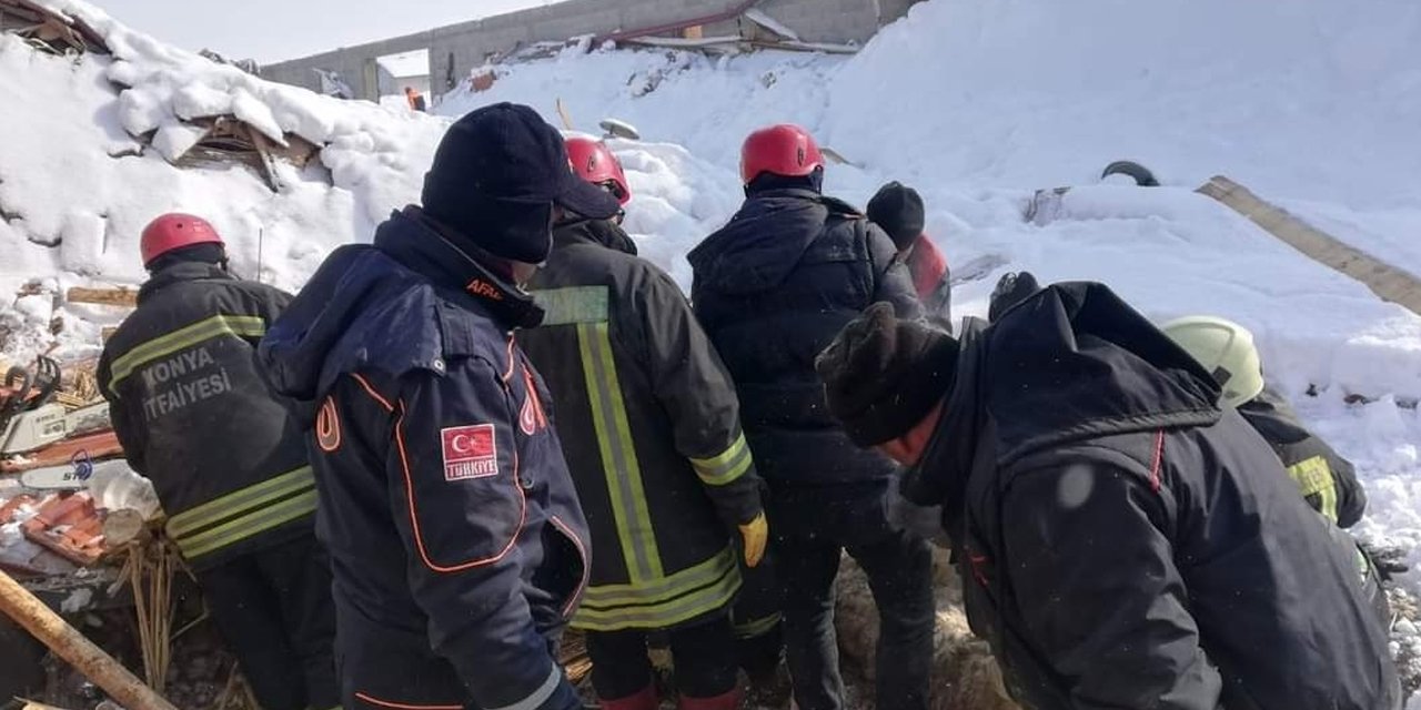 Konya'da ağılın çatısı çöktü, 300 hayvan telef oldu