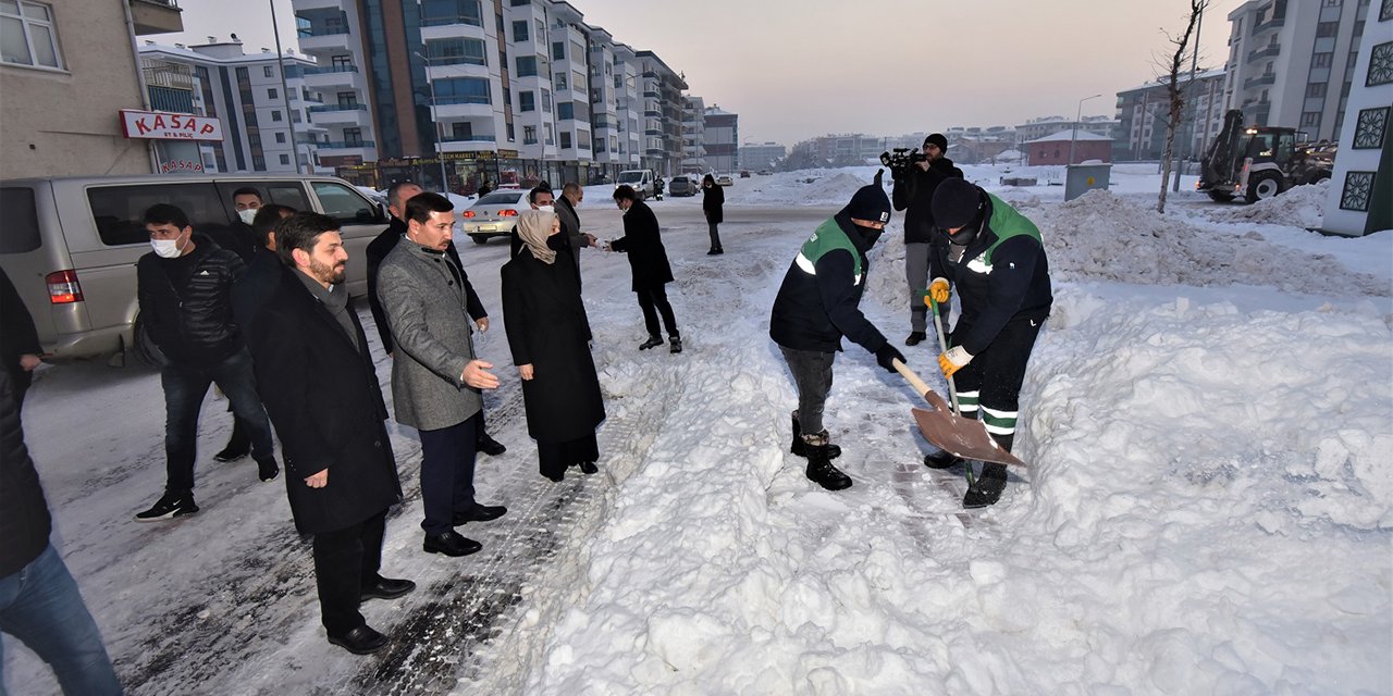 Karatay'daki kar temizleme çalışmalarını yerinde incelediler
