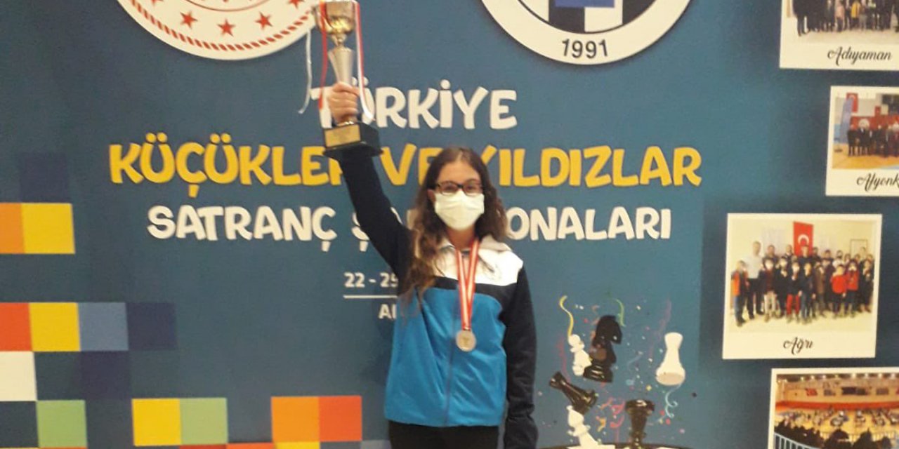 Zehra Oflaz Satranç’ta Türkiye ikincisi