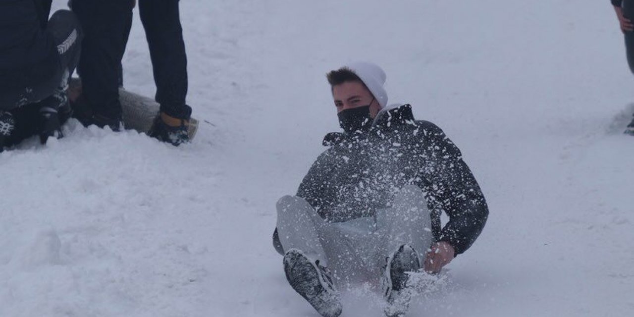 Leğeni ve tepsiyi alan koştu! Konya’da kayak keyfi