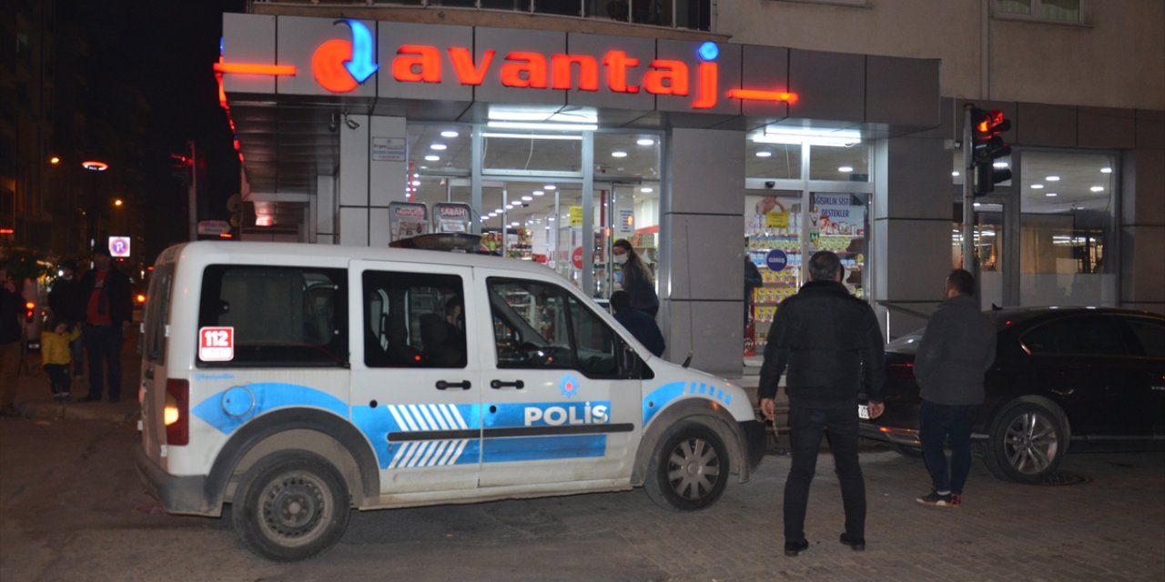 3 gün önce boşandığı eski karısına, çalıştığı markette baltayla saldırdı