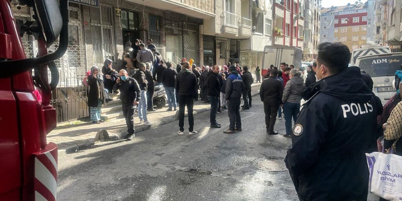 Apartmanın çatı katında yangın çıktı, 1 kişi öldü