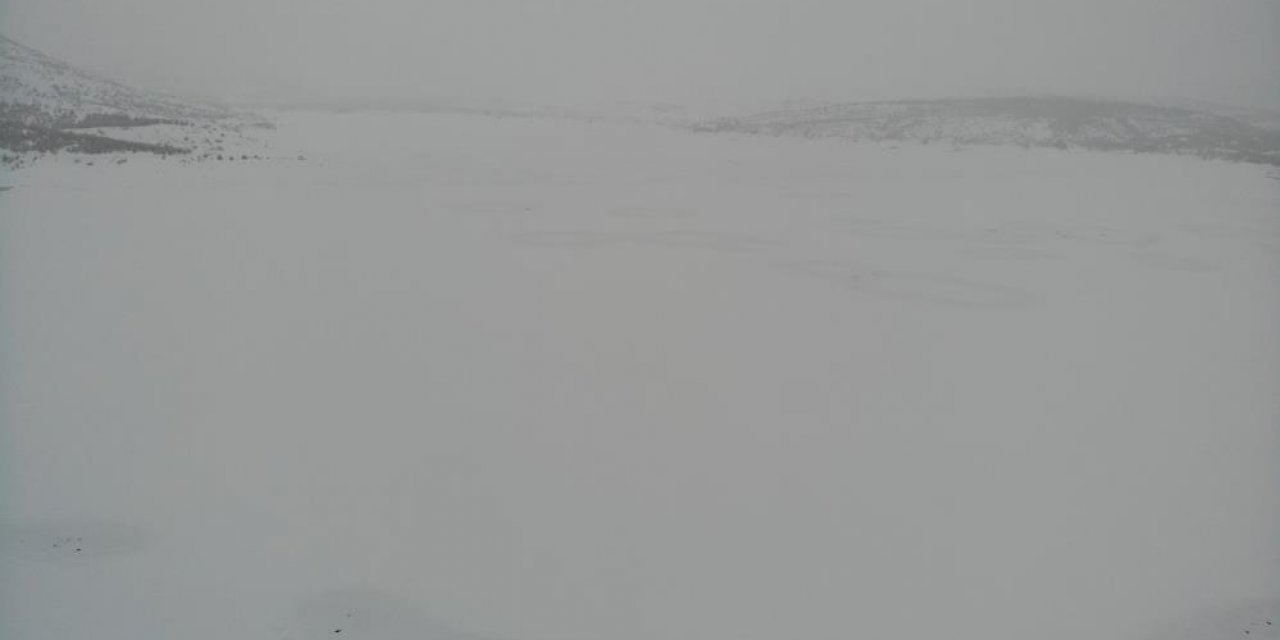 Buz tutup karla kaplanan Konya'nın meşhur gölü gözlerden kayboldu