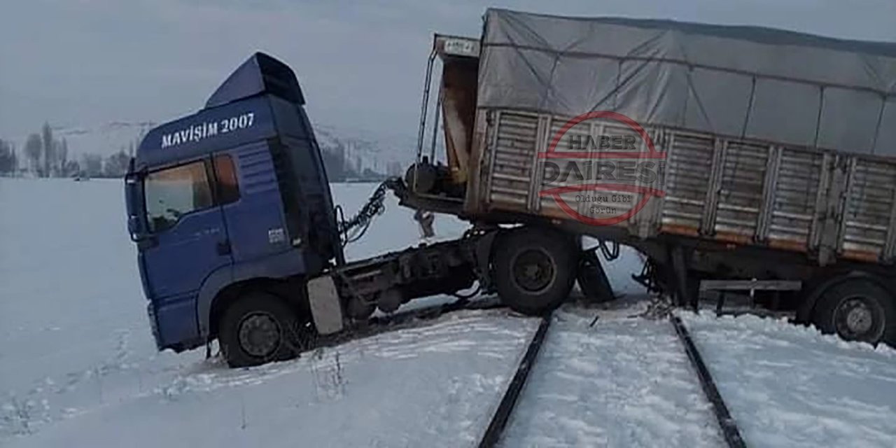 Konya’da buzda kayan TIR raylarda asılı kaldı! Şoför canını zor kurtardı