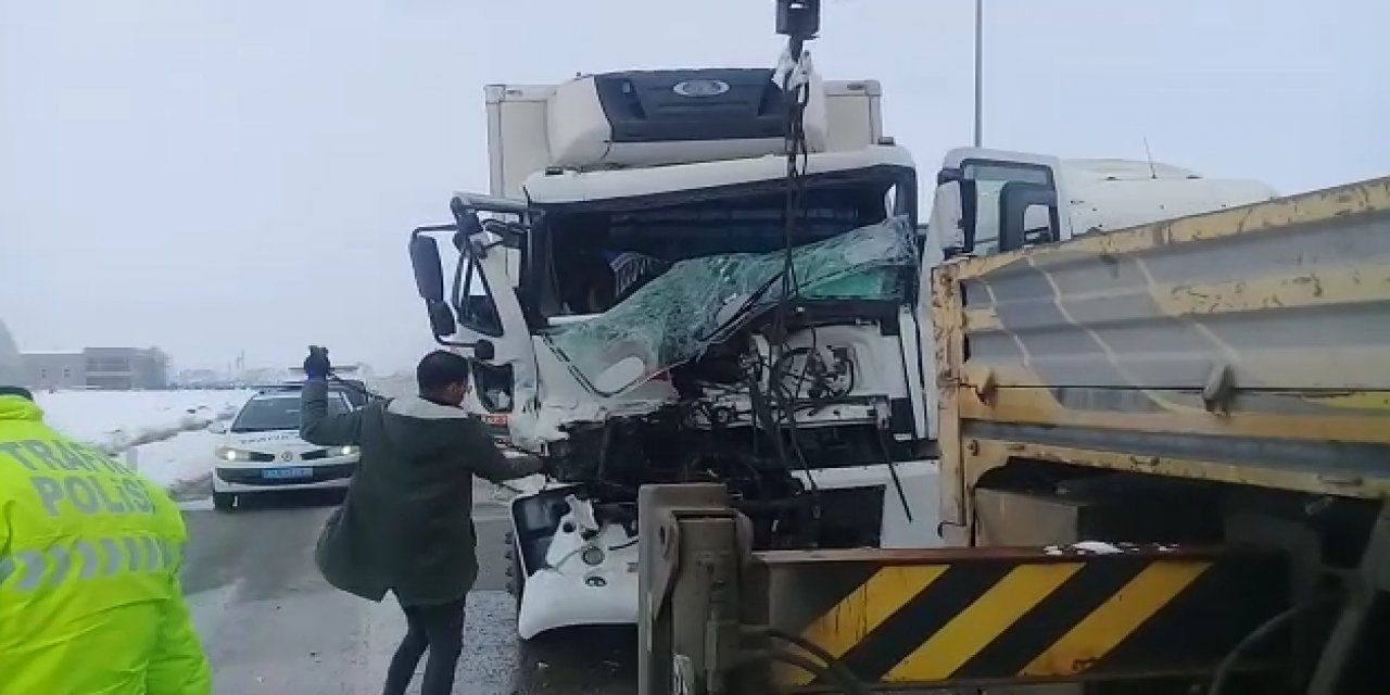 Konya’da kamyon TIR’a arkadan çarptı, sürücü yaralı kurtuldu
