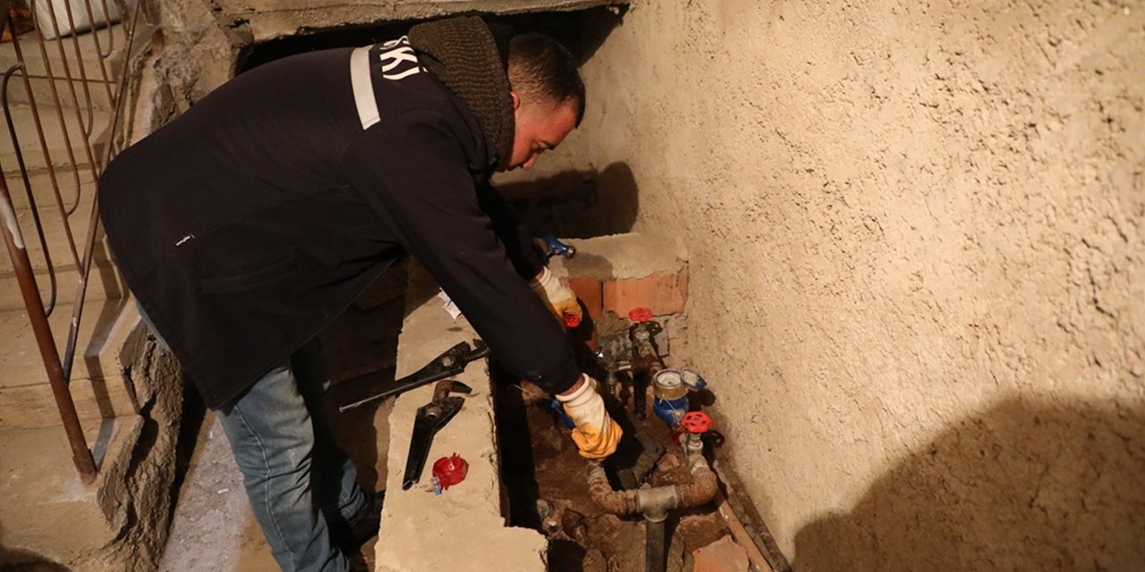 Soğuktan donan Konya'da su ekipleri iki kat fazla mesai yaptı