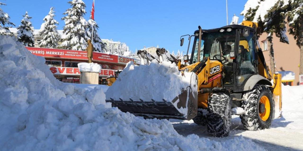 Konya’nın 3 metreye yakın kar yağan ilçesinde seferberlik var