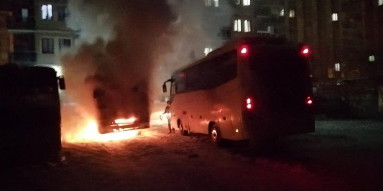 Konya'da park halindeki midibüs alev topuna döndü