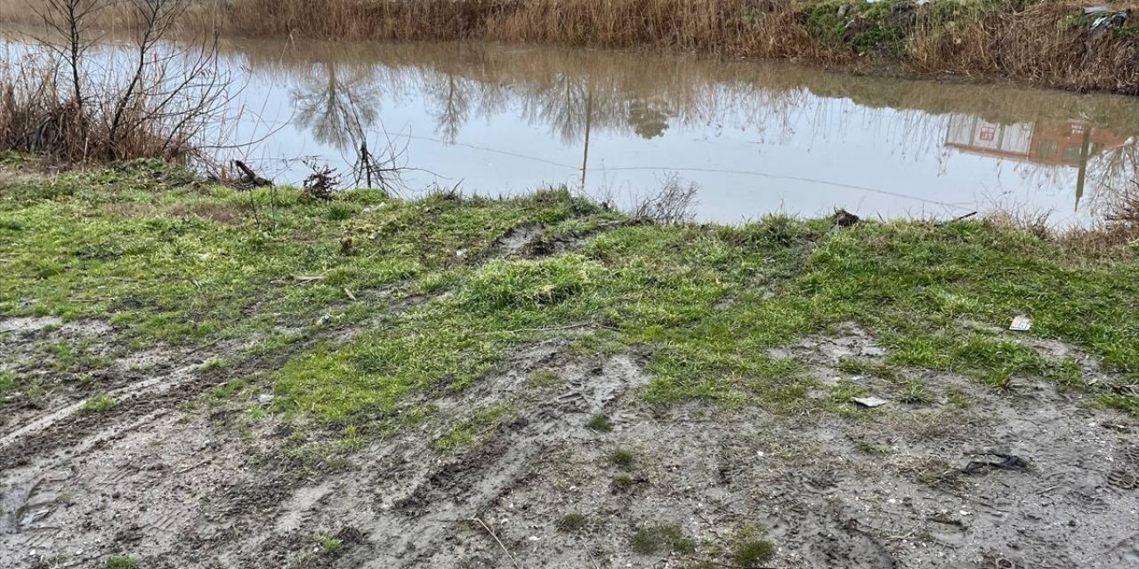 Otomobil dereye devrildi, iki kişiden biri kayboldu