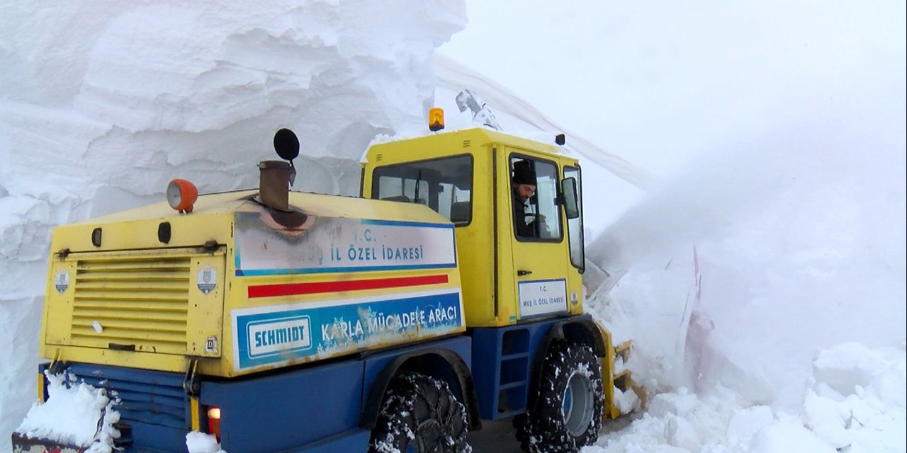 Kar kalınlığı 7 metre! 1 kilometrelik yol 2 saatte açılabiliyor
