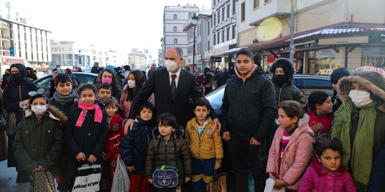 Konya Valisi Özkan çocuklara şivlilik dağıttı