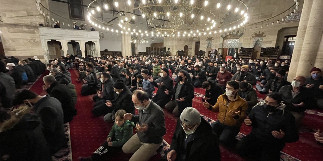 Konyalılar Regaip Kandili'nde camilerde saf tuttu