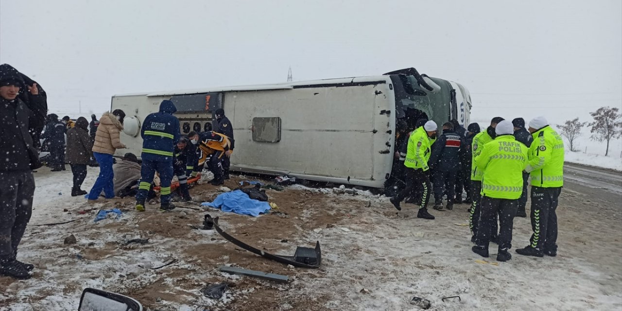 Yolcu otobüsü tarlaya devrildi! 1 ölü, 34 yaralı var