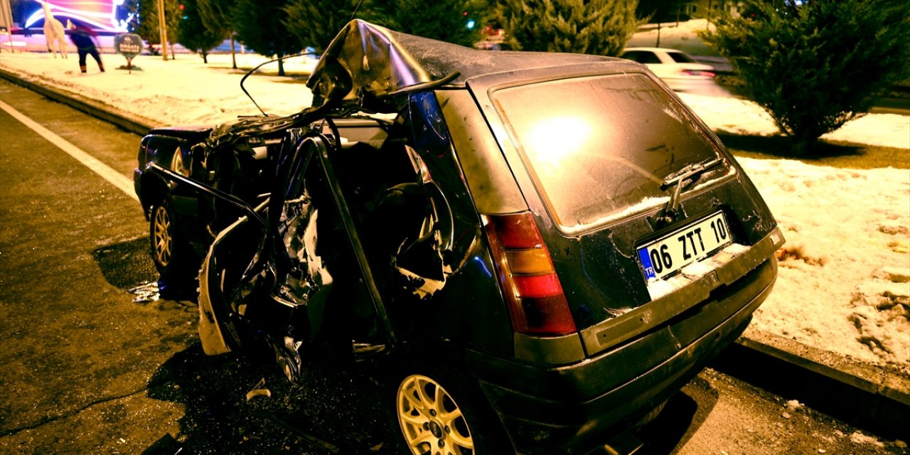 Otobüsten indi, bindiği otomobile tur aracı çarpınca öldü