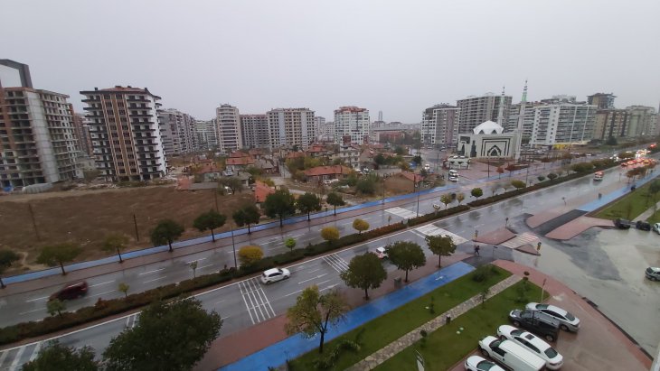 Konya kent merkezinde yağmur yüzleri güldürdü