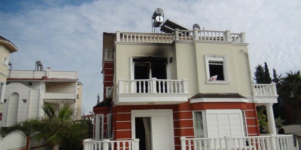 Lüks villada kendini zincirledi, yanarak öldü