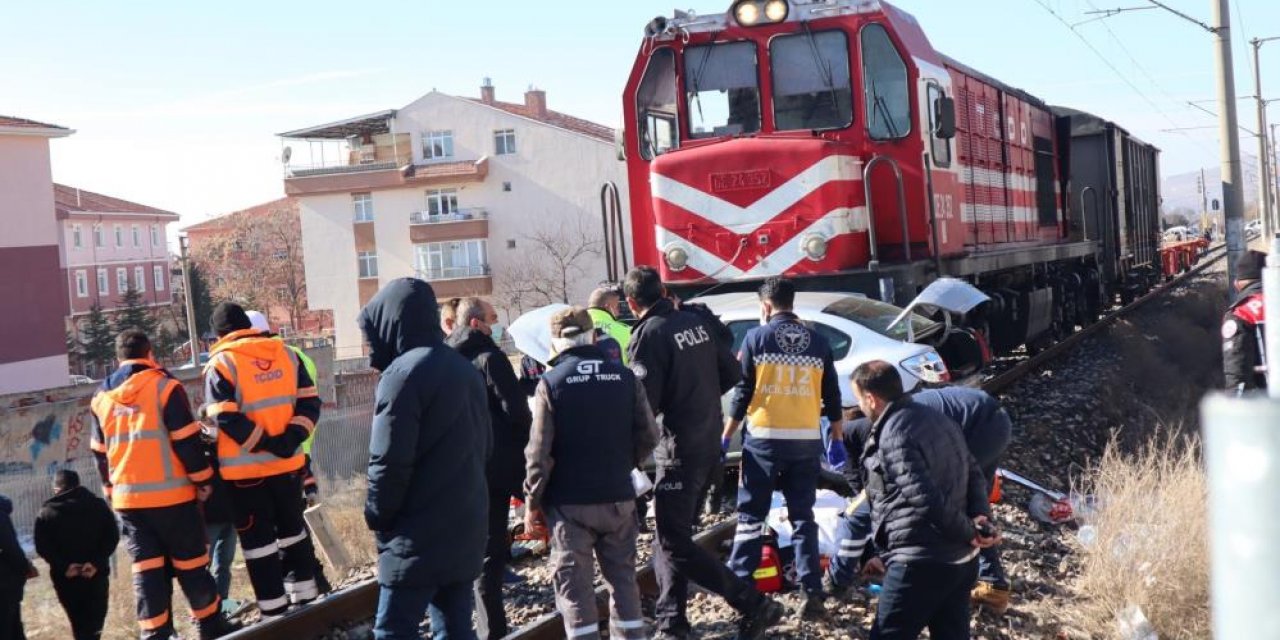 Son Dakika: Ankara'da tren otomobile çarptı! Ölü ve yaralılar var