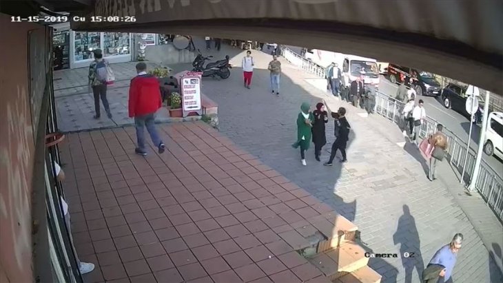 İstanbul Karaköy'de başörtülü kıza çirkin saldırı!