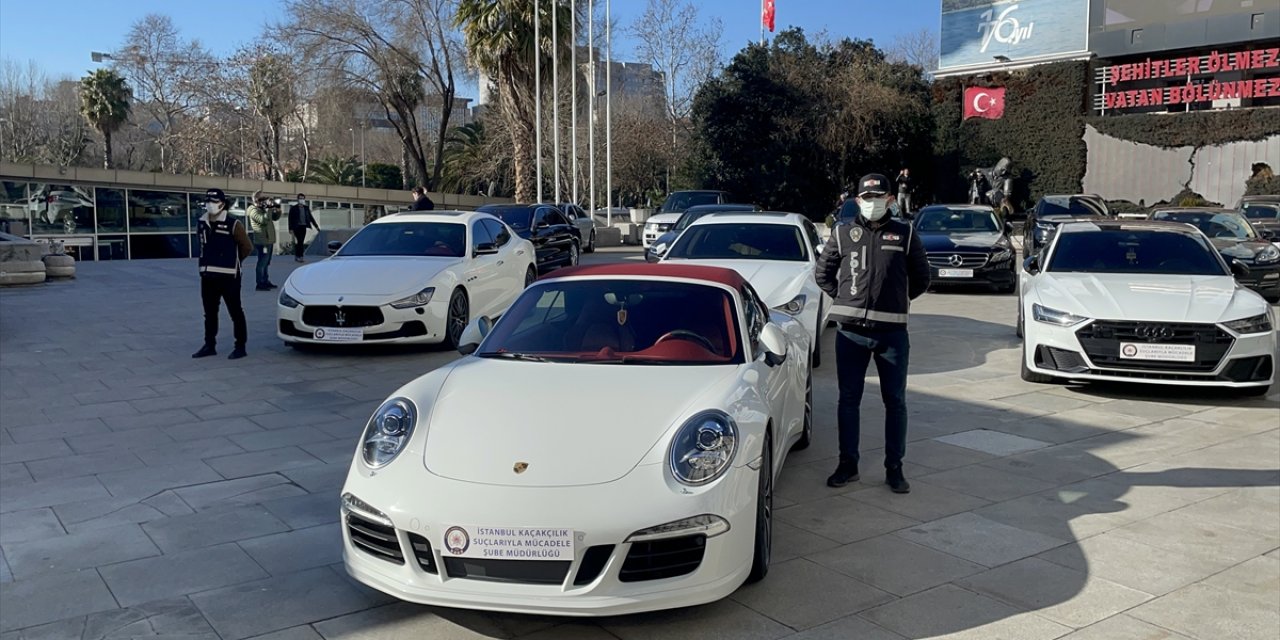 Hepsi servet değerinde! Emniyet müdürlüğünün bahçesi galeriye döndü